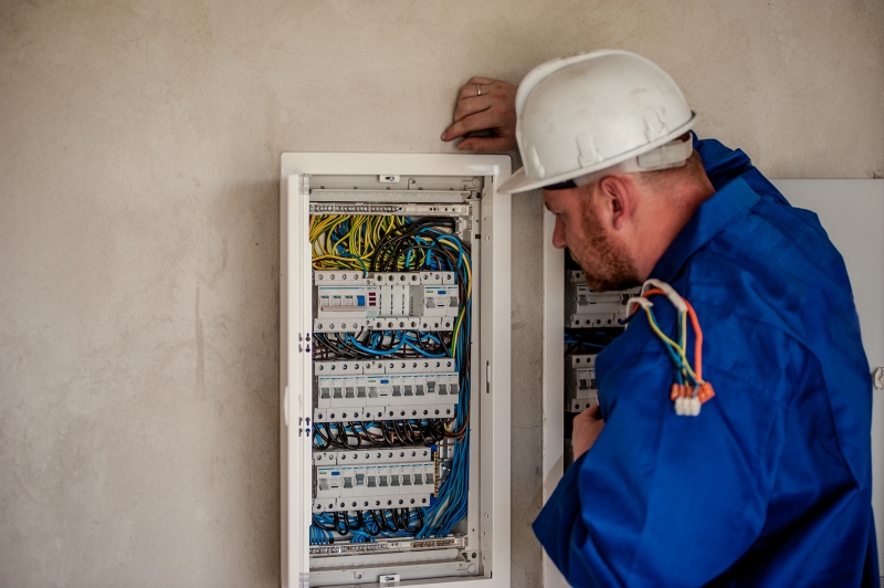 electricite-GRASSE-min_electrician-2755683